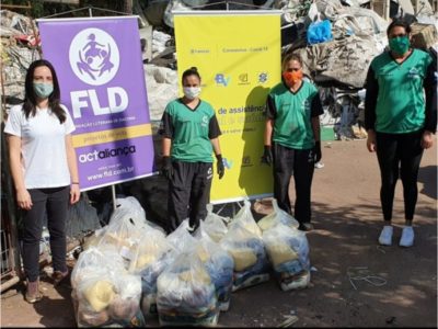 Catadoras e catadores de materiais recicláveis recebem cestas básicas com produtos da agricultura familiar