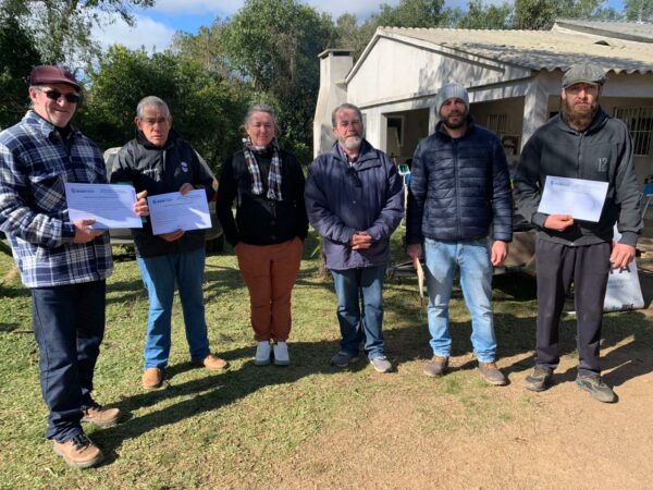 Famílias recebem certificados de produtores orgânicos.