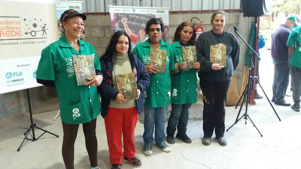 Catadoras e catadores inauguram Unidade de Beneficiamento de Polimeros (3)