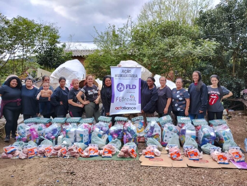 Foto 02 Entrega Cestas de Alimentos Catadoras SDV Porto Alegre Projeto AH ACT FLD 2024