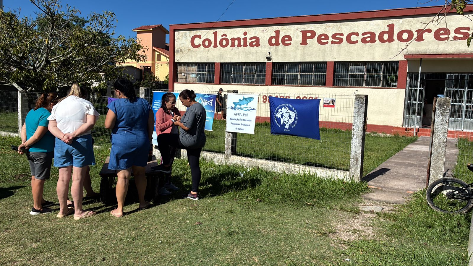 Projeto entrega equipamentos de pesca em Pelotas