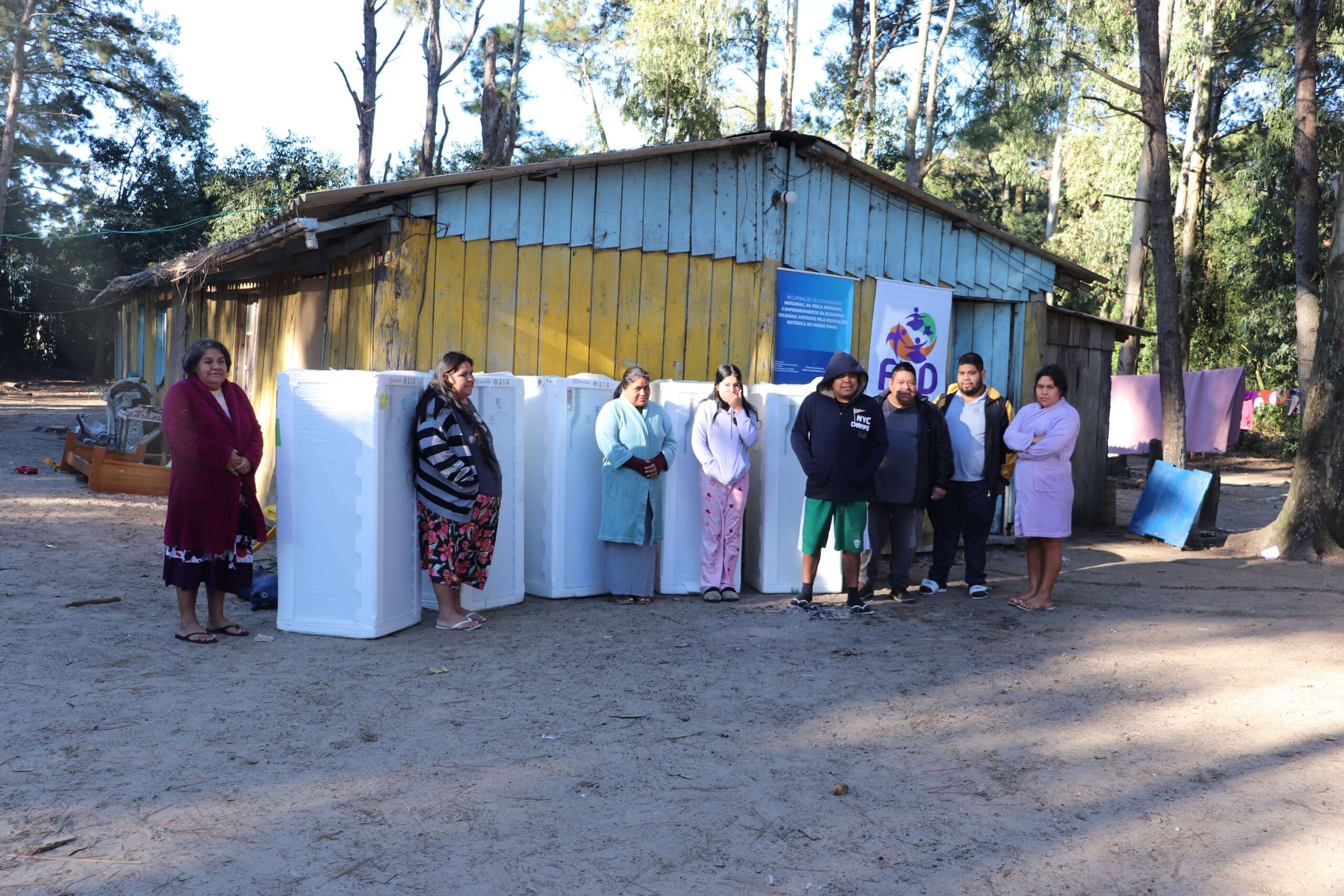 Entrega de bens para a reconstrução de lares